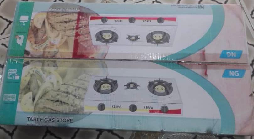 Cocina a gas de tres fuegos