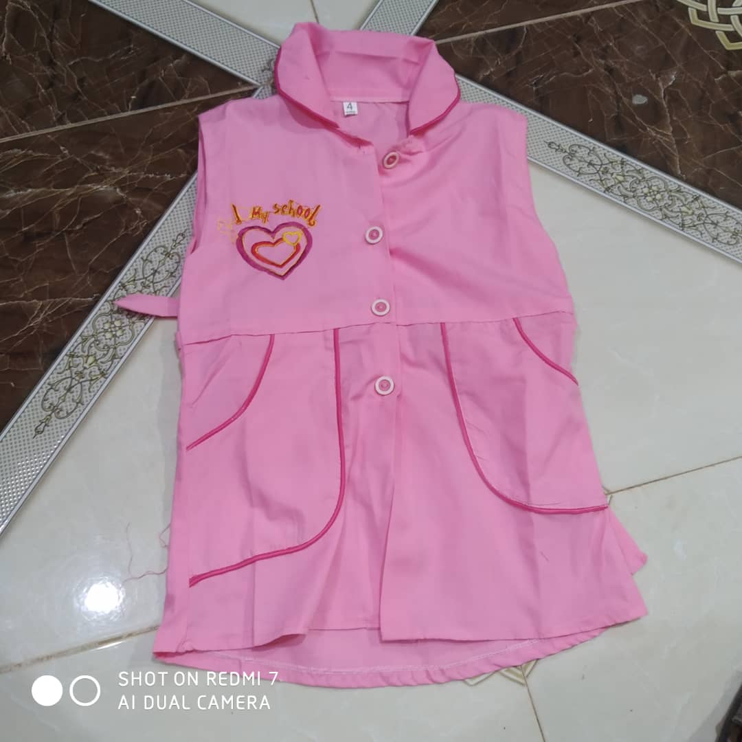 Uniforme rosa sin mangas