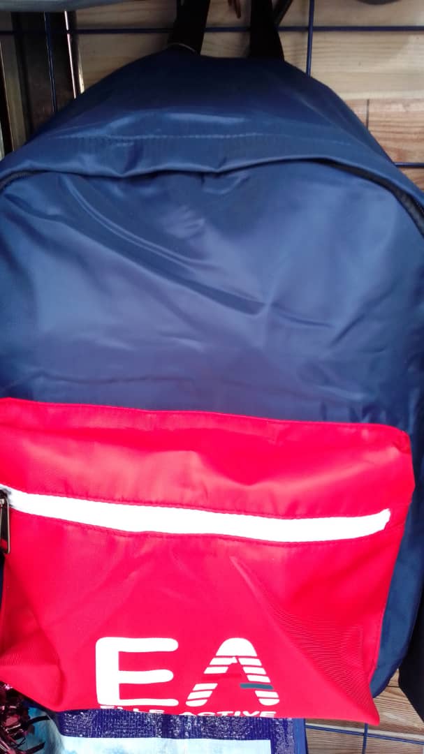 Mochila azul y roja 