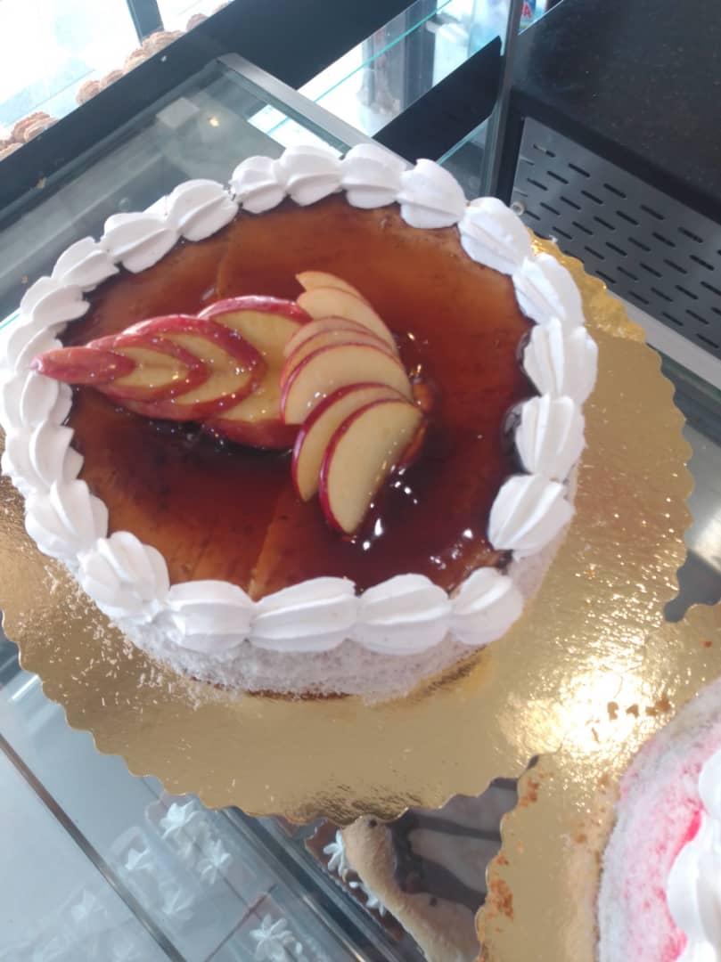 Tarta de cubierta de mermelada, manzana y nata 