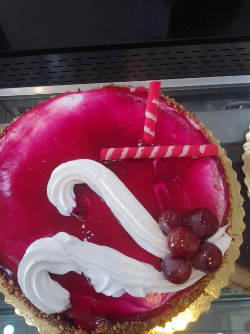 Tarta cubierta de mermelada de fresa y nata